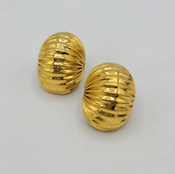 Jewelry - Bold Ribbed Dome Shrimp Button Earrings Gold Tone Studs 80s Statement Vintage